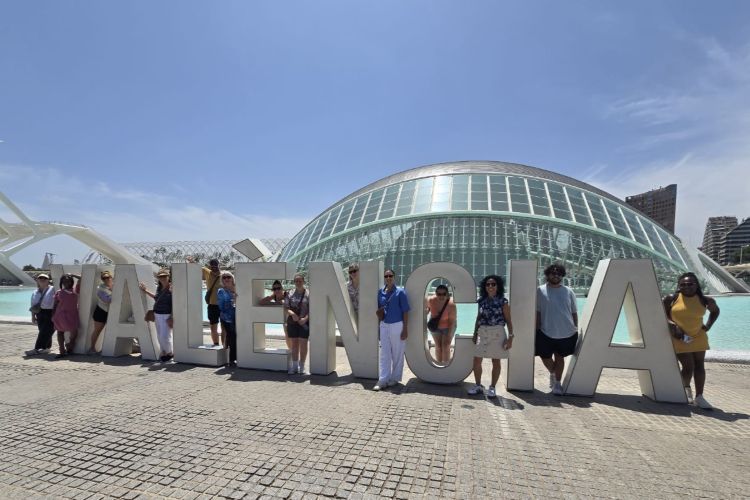 Group of study abroad students pose with Valencia sign