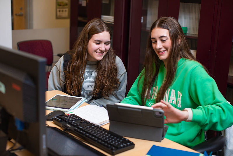 Peer mentor and student looking at computer screen